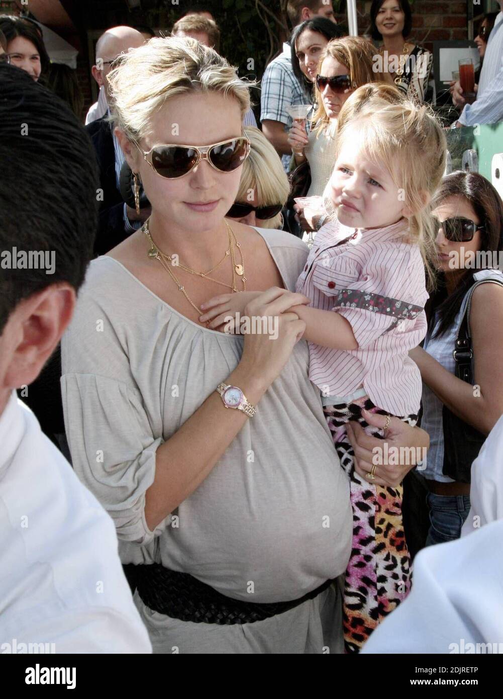 Heidi Klum porta i suoi figli alla Ivy di Los Angeles, California. Fortemente incinta, Klum ha portato un vestito in stile pirata e una collana d'oro con fascino che mostra le foto e i nomi dei suoi bambini. 10/21/06 Foto Stock