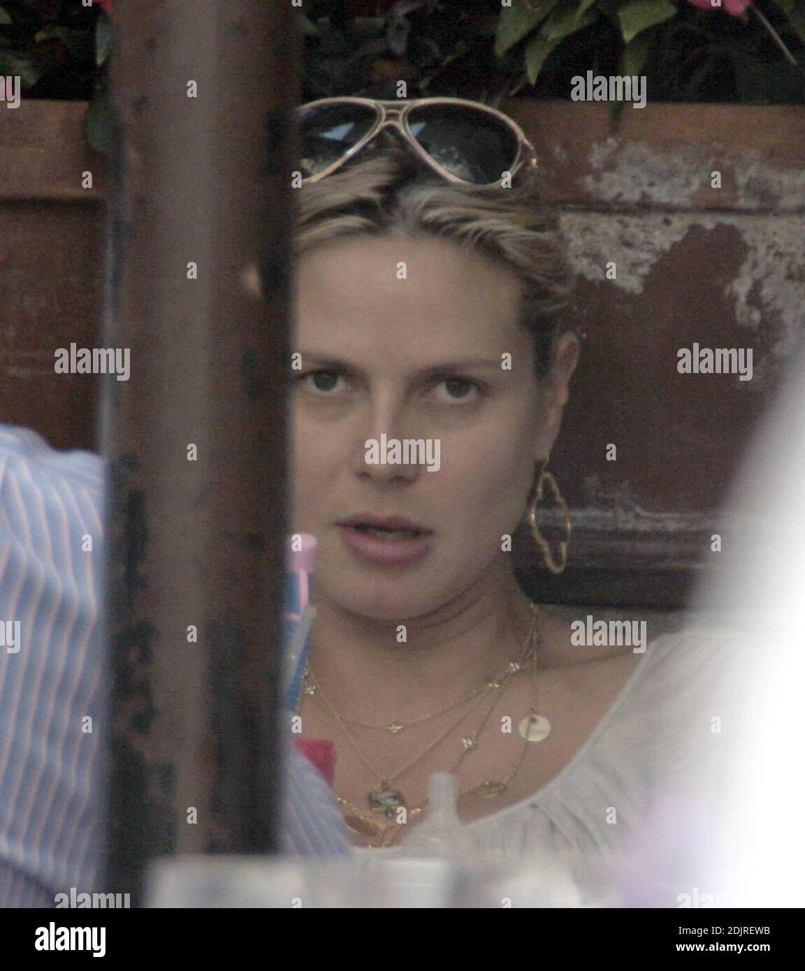 Heidi Klum porta i suoi figli alla Ivy di Los Angeles, California. Fortemente incinta, Klum ha portato un vestito in stile pirata e una collana d'oro con fascino che mostra le foto e i nomi dei suoi bambini. 10/21/06 Foto Stock