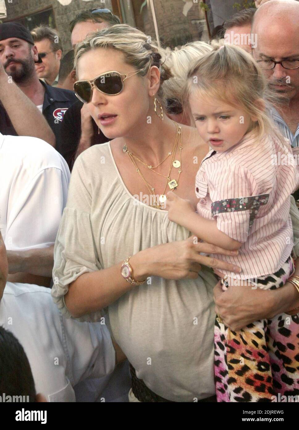 Heidi Klum porta i suoi figli alla Ivy di Los Angeles, California. Fortemente incinta, Klum ha portato un vestito in stile pirata e una collana d'oro con fascino che mostra le foto e i nomi dei suoi bambini. 10/21/06 Foto Stock