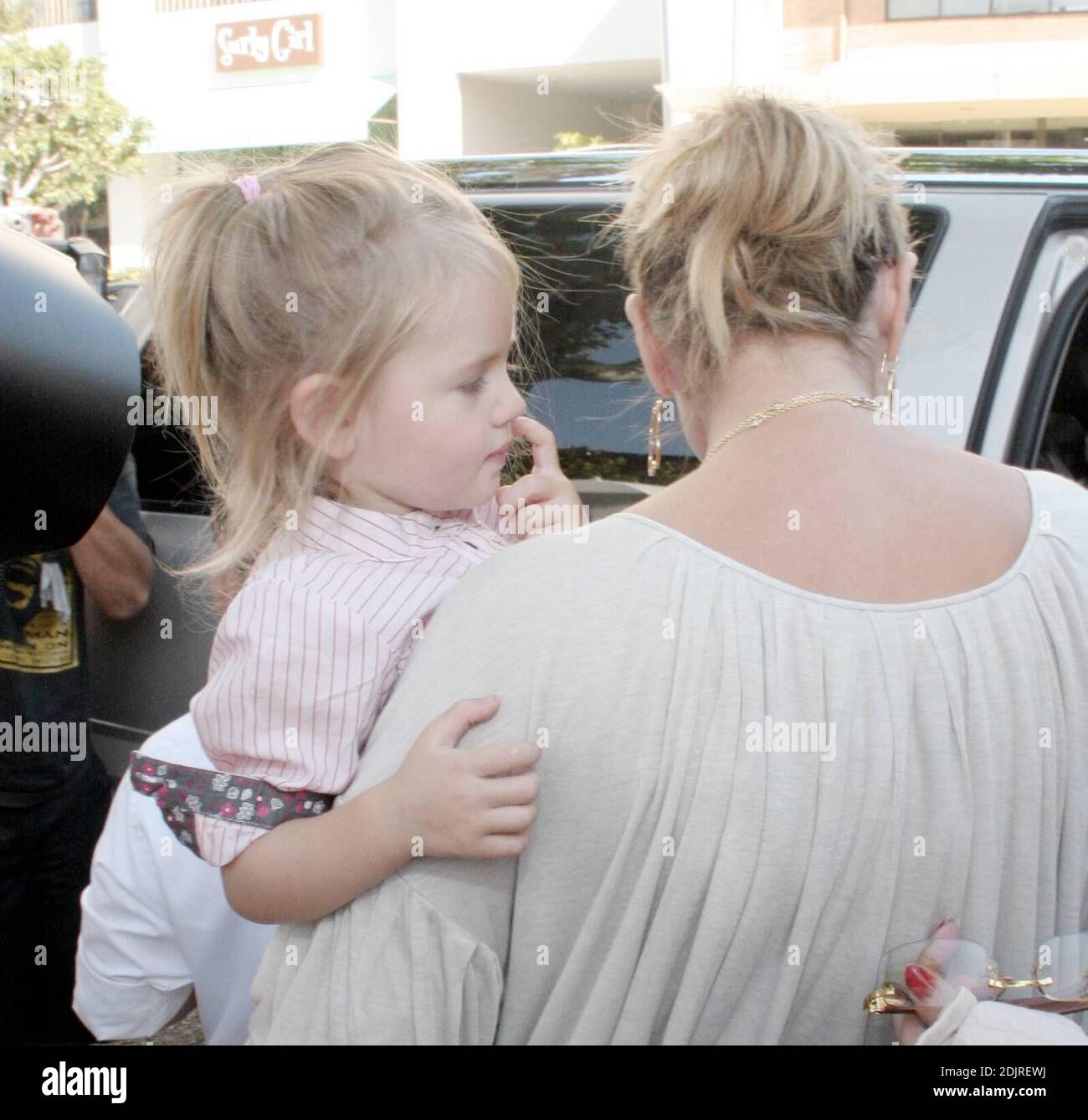 Heidi Klum porta i suoi figli alla Ivy di Los Angeles, California. Fortemente incinta, Klum ha portato un vestito in stile pirata e una collana d'oro con fascino che mostra le foto e i nomi dei suoi bambini. 10/21/06 Foto Stock