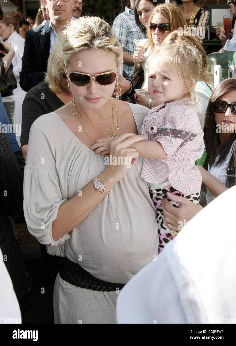 Heidi Klum porta i suoi figli alla Ivy di Los Angeles, California. Fortemente incinta, Klum ha portato un vestito in stile pirata e una collana d'oro con fascino che mostra le foto e i nomi dei suoi bambini. 10/21/06 Foto Stock