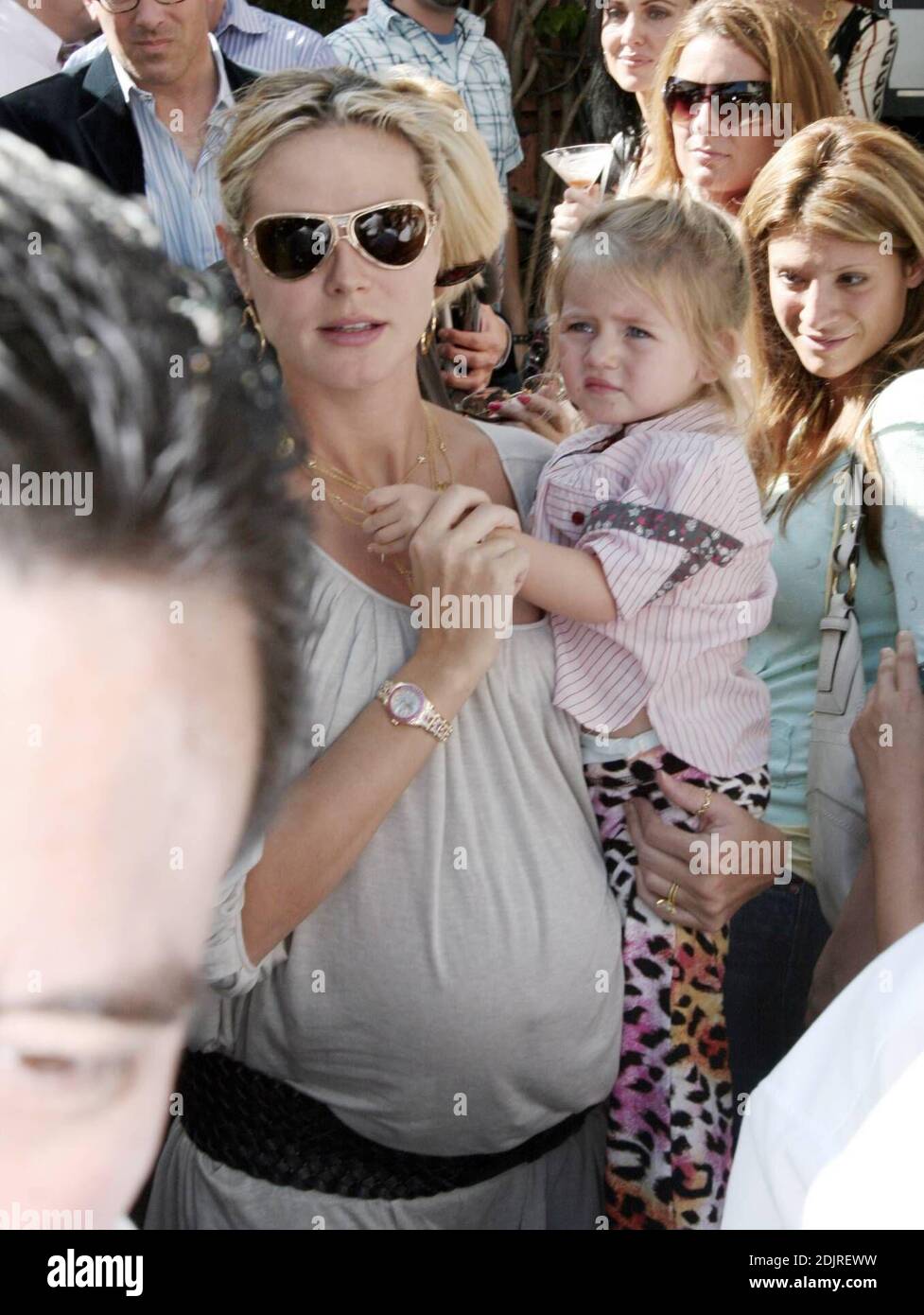 Heidi Klum porta i suoi figli alla Ivy di Los Angeles, California. Fortemente incinta, Klum ha portato un vestito in stile pirata e una collana d'oro con fascino che mostra le foto e i nomi dei suoi bambini. 10/21/06 Foto Stock