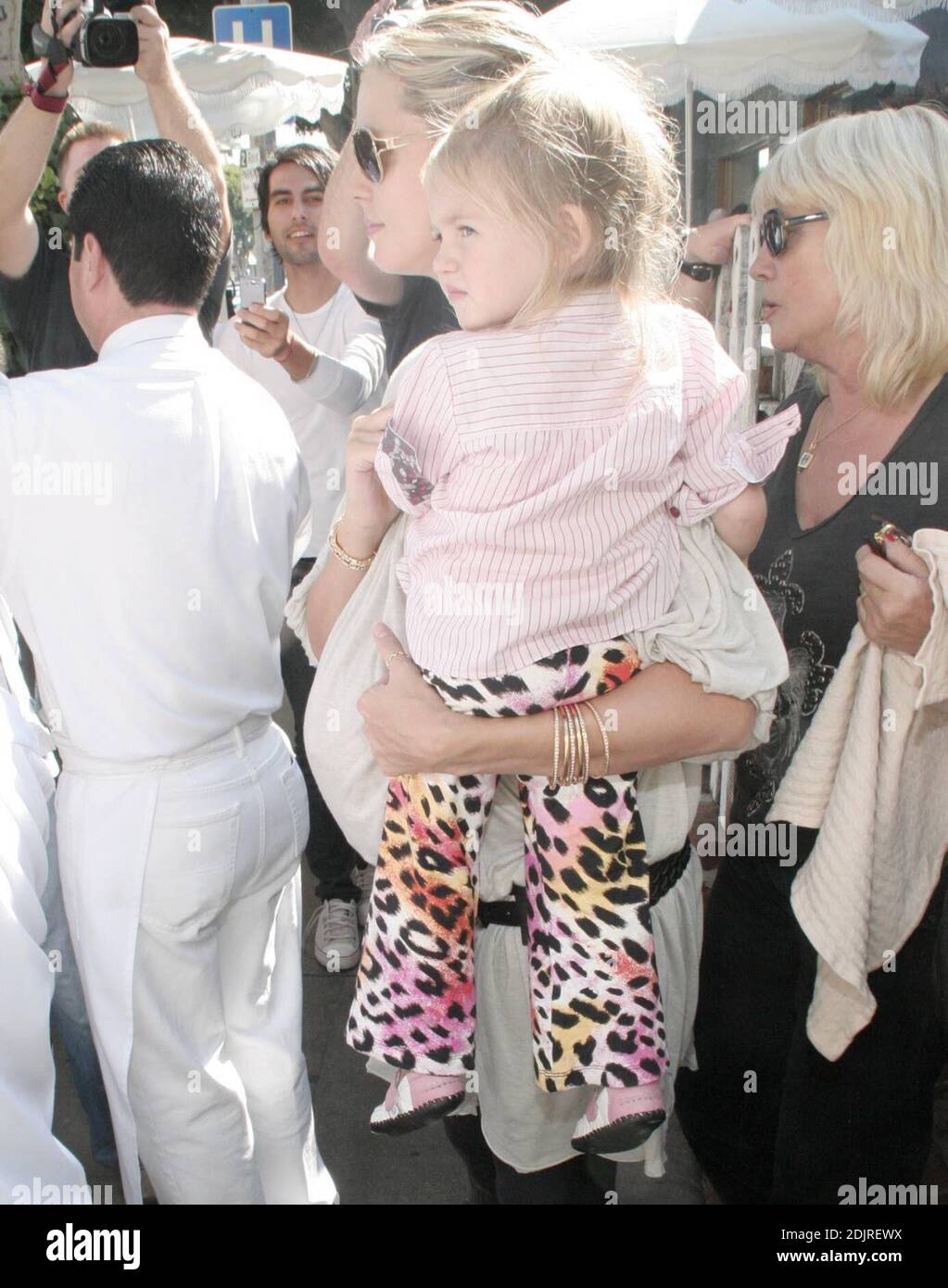 Heidi Klum porta i suoi figli alla Ivy di Los Angeles, California. Fortemente incinta, Klum ha portato un vestito in stile pirata e una collana d'oro con fascino che mostra le foto e i nomi dei suoi bambini. 10/21/06 Foto Stock