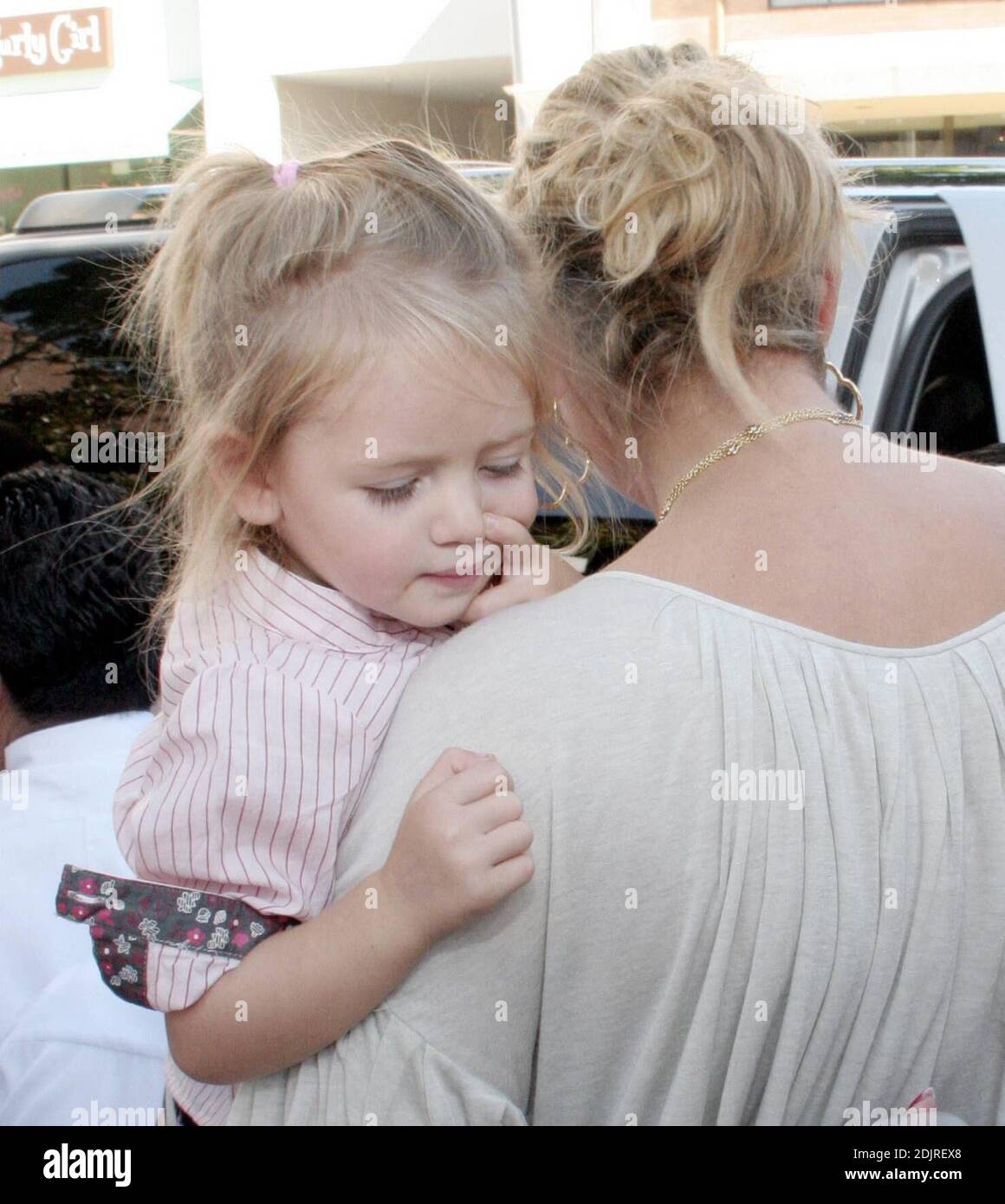Heidi Klum porta i suoi figli alla Ivy di Los Angeles, California. Fortemente incinta, Klum ha portato un vestito in stile pirata e una collana d'oro con fascino che mostra le foto e i nomi dei suoi bambini. 10/21/06 Foto Stock