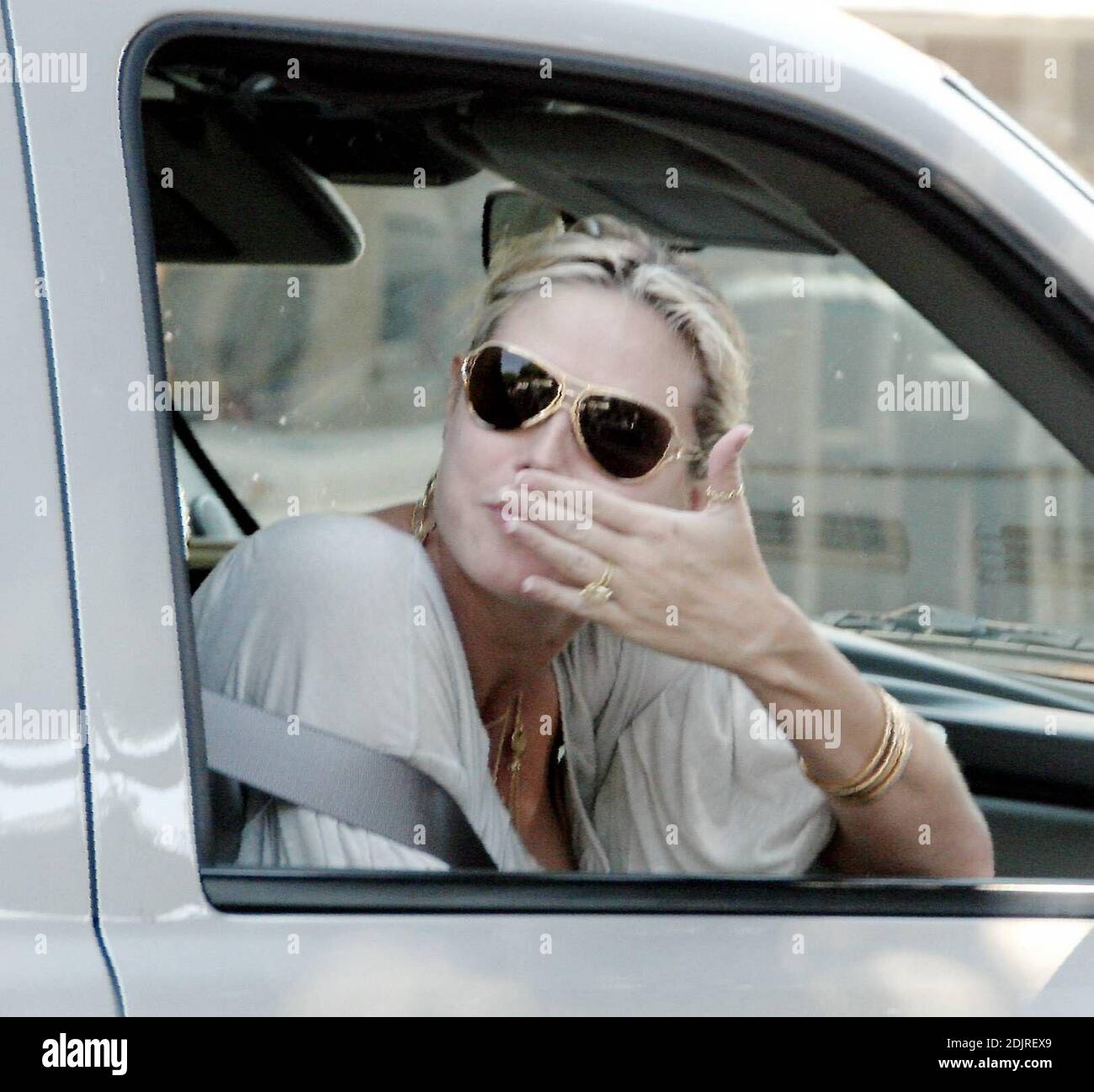 Heidi Klum porta i suoi figli alla Ivy di Los Angeles, California. Fortemente incinta, Klum ha portato un vestito in stile pirata e una collana d'oro con fascino che mostra le foto e i nomi dei suoi bambini. 10/21/06 Foto Stock