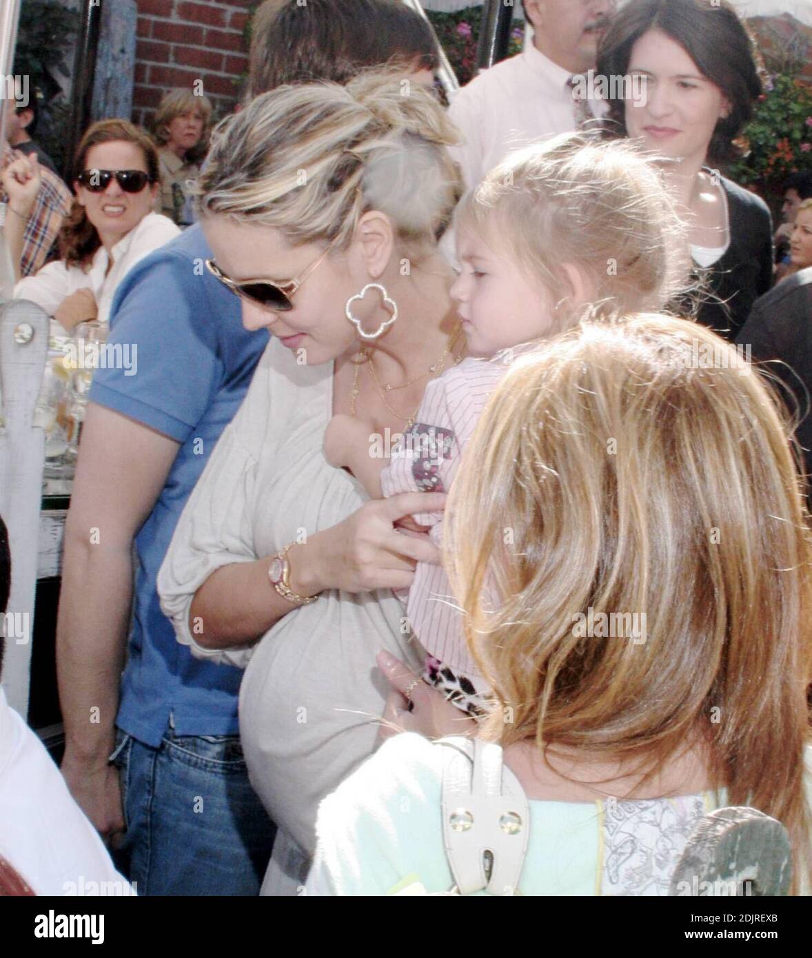 Heidi Klum porta i suoi figli alla Ivy di Los Angeles, California. Fortemente incinta, Klum ha portato un vestito in stile pirata e una collana d'oro con fascino che mostra le foto e i nomi dei suoi bambini. 10/21/06 Foto Stock