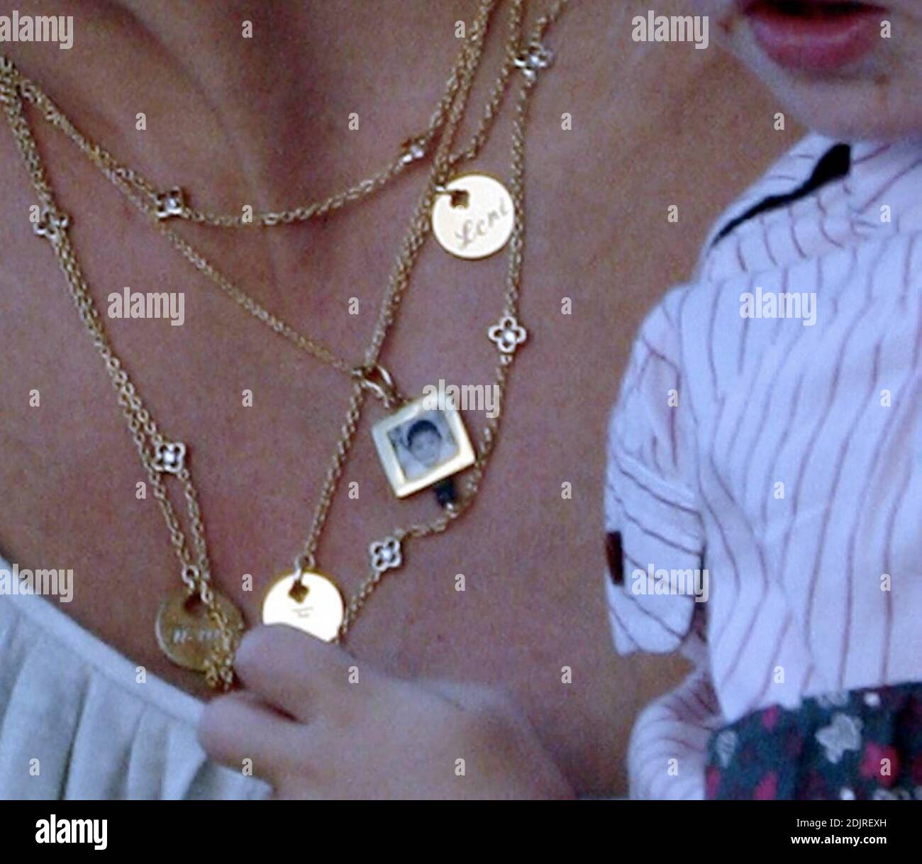 Heidi Klum porta i suoi figli alla Ivy di Los Angeles, California. Fortemente incinta, Klum ha portato un vestito in stile pirata e una collana d'oro con fascino che mostra le foto e i nomi dei suoi bambini. 10/21/06 Foto Stock