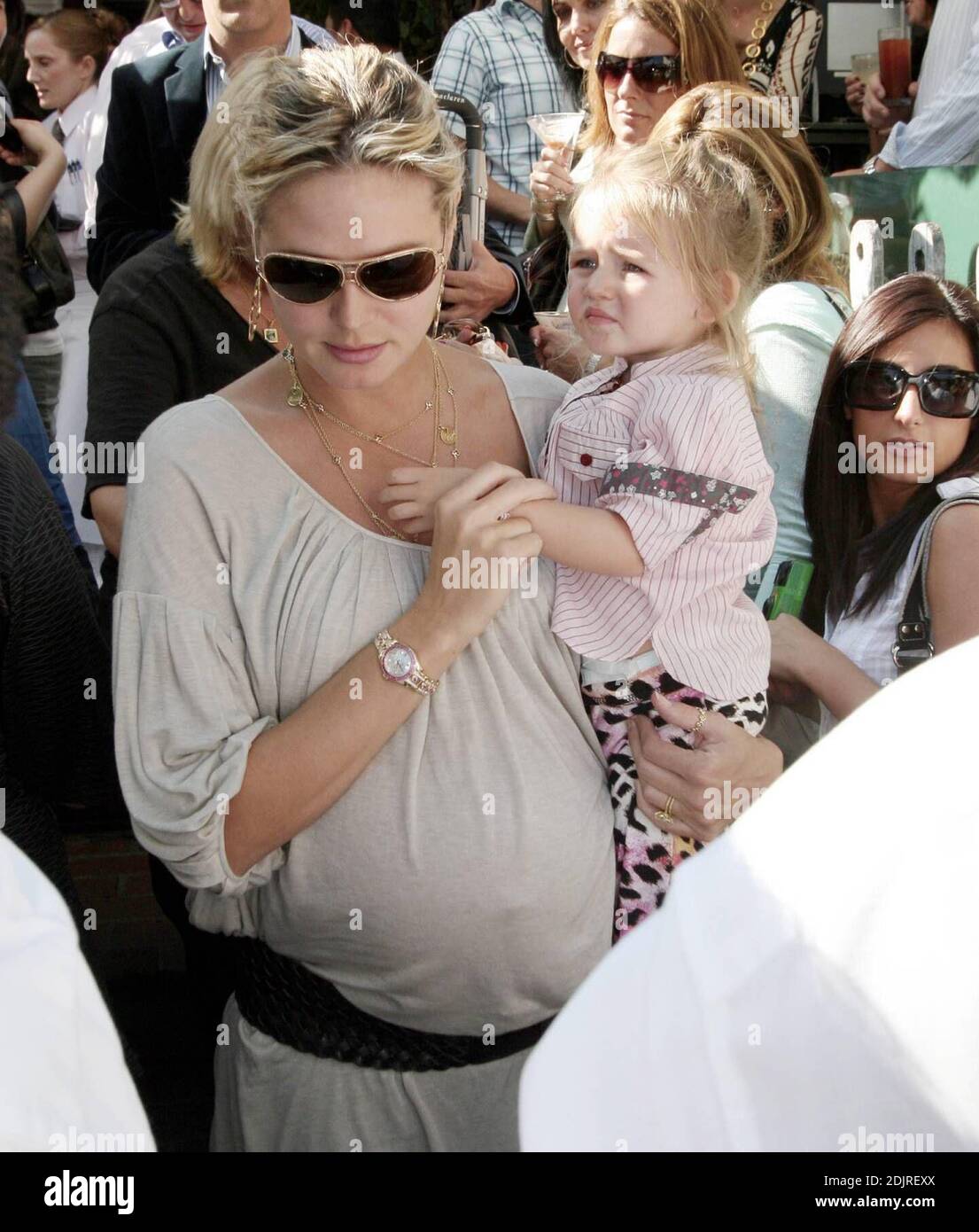 Heidi Klum porta i suoi figli alla Ivy di Los Angeles, California. Fortemente incinta, Klum ha portato un vestito in stile pirata e una collana d'oro con fascino che mostra le foto e i nomi dei suoi bambini. 10/21/06 Foto Stock