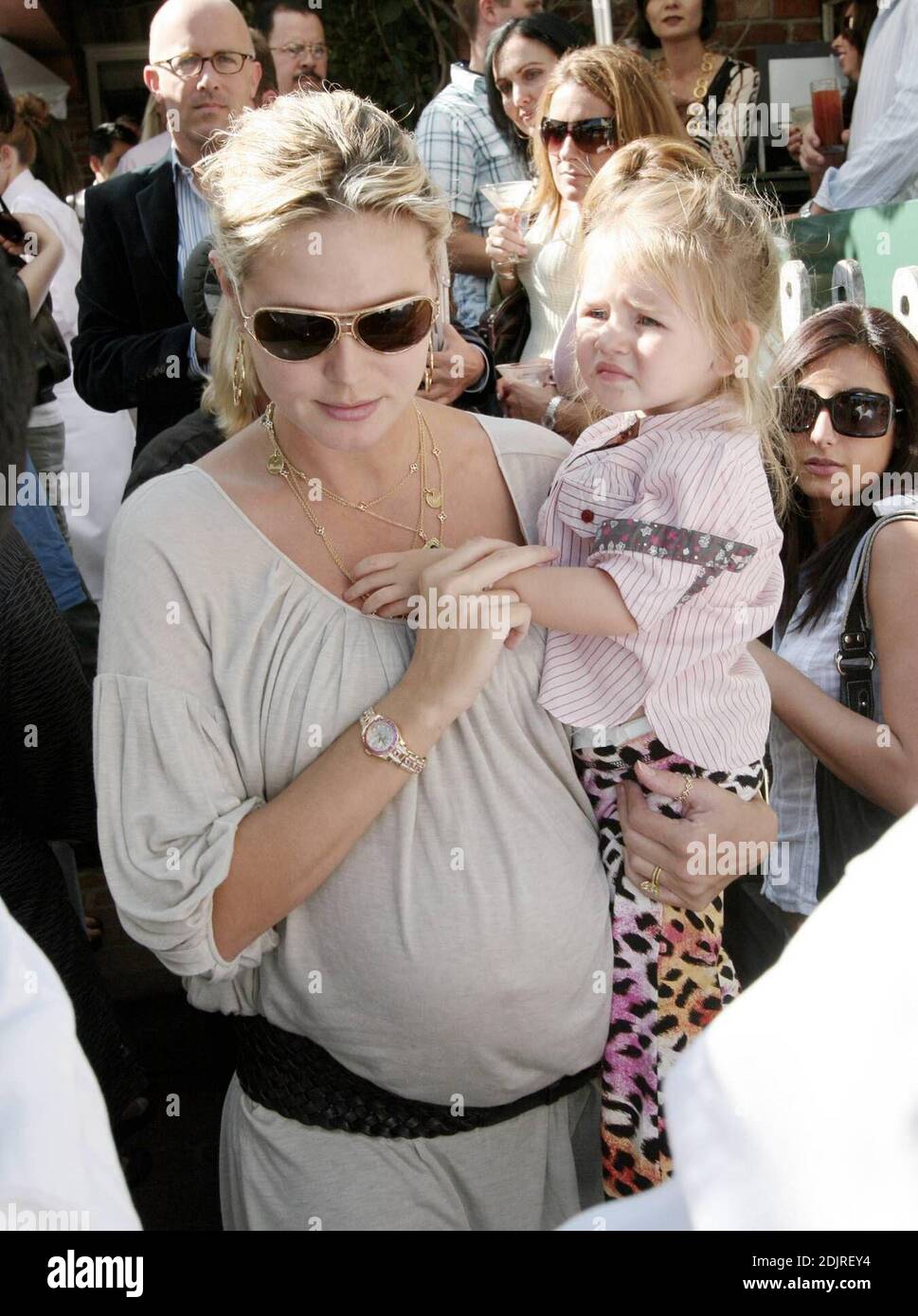 Heidi Klum porta i suoi figli alla Ivy di Los Angeles, California. Fortemente incinta, Klum ha portato un vestito in stile pirata e una collana d'oro con fascino che mostra le foto e i nomi dei suoi bambini. 10/21/06 Foto Stock