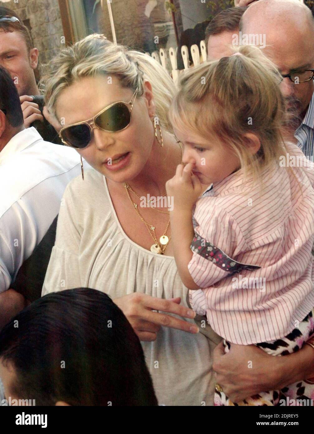 Heidi Klum porta i suoi figli alla Ivy di Los Angeles, California. Fortemente incinta, Klum ha portato un vestito in stile pirata e una collana d'oro con fascino che mostra le foto e i nomi dei suoi bambini. 10/21/06 Foto Stock