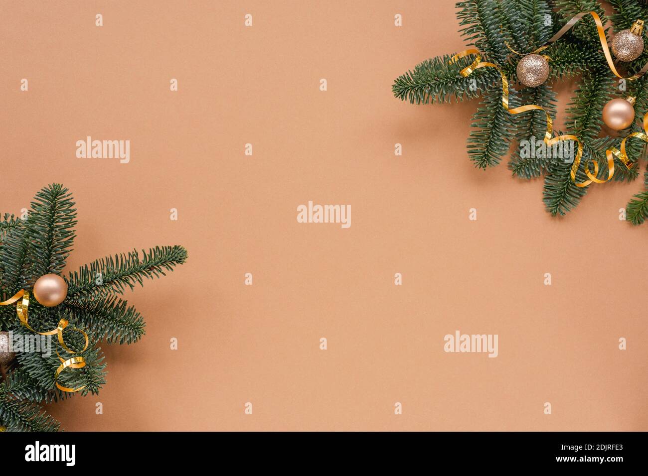 Rami di abete con baubles su sfondo beige. Concetto di Natale. Vista dall'alto, disposizione piatta, spazio per la copia. Foto Stock