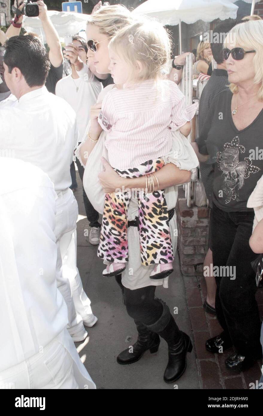 Heidi Klum porta i suoi figli alla Ivy di Los Angeles, California. Fortemente incinta, Klum ha portato un vestito in stile pirata e una collana d'oro con fascino che mostra le foto e i nomi dei suoi bambini. 10/21/06 Foto Stock