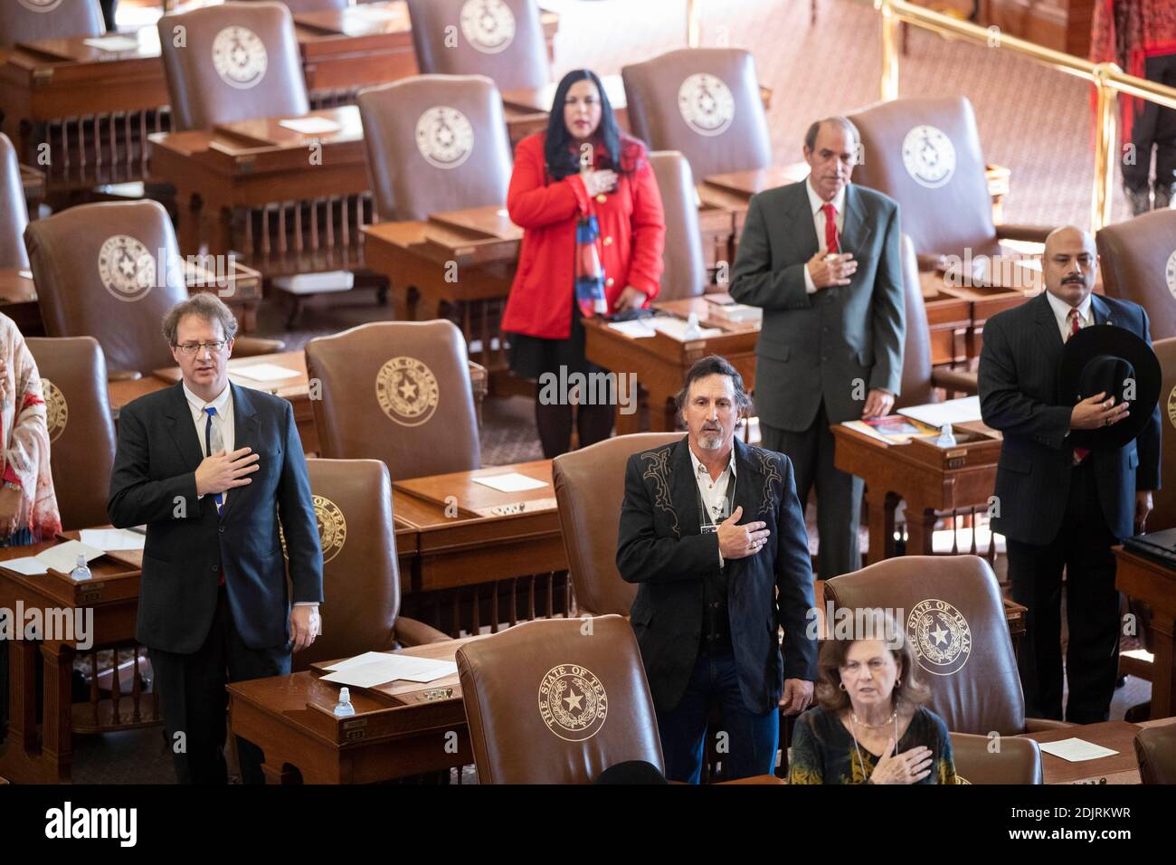 Austin, Texas, Stati Uniti. 14 dicembre 2020. Gli elettori presidenziali del Texas prendono giuramento per lanciare i voti per il presidente Donald Trump al voto del collegio elettorale lunedì pomeriggio in Camera. Come previsto, tutti i 38 voti del Texas sono andati a Pres. Trump e Vice Pres. Mike Pence Credit: Bob Daemmrich/Alamy Live News Foto Stock