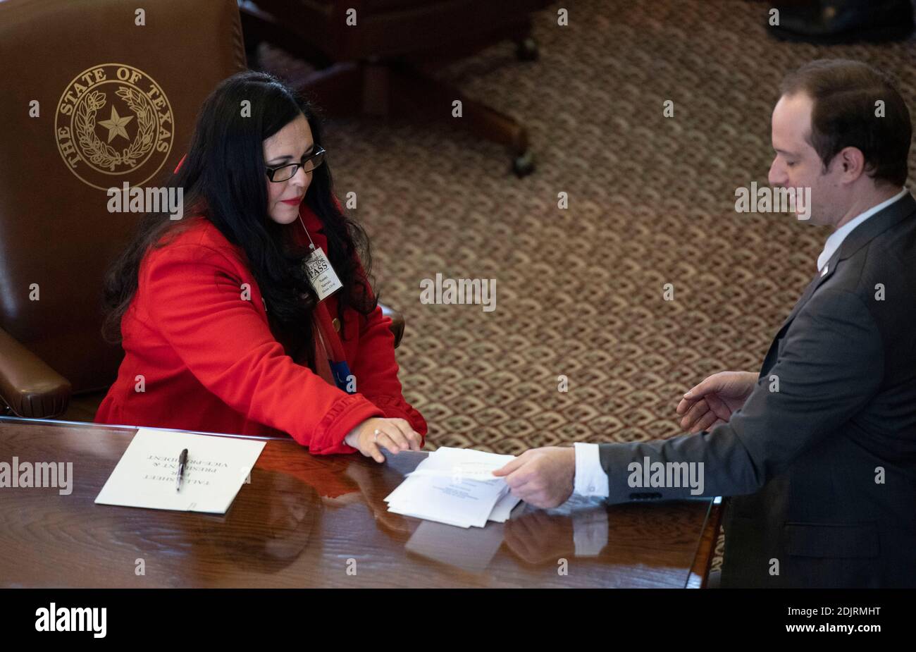 Austin, Texas, Stati Uniti. 14 dicembre 2020. Il Segretario ed elettore Naomi Narvaiz di San Marcos conta i voti degli elettori presidenziali del Texas che hanno lanciato i voti per il Presidente Donald Trump al voto del Collegio elettorale lunedì pomeriggio nella Camera. Come previsto, tutti i 38 voti del Texas sono andati al presidente e al vicepresidente. Credit: Bob Daemmrich/Alamy Live News Foto Stock