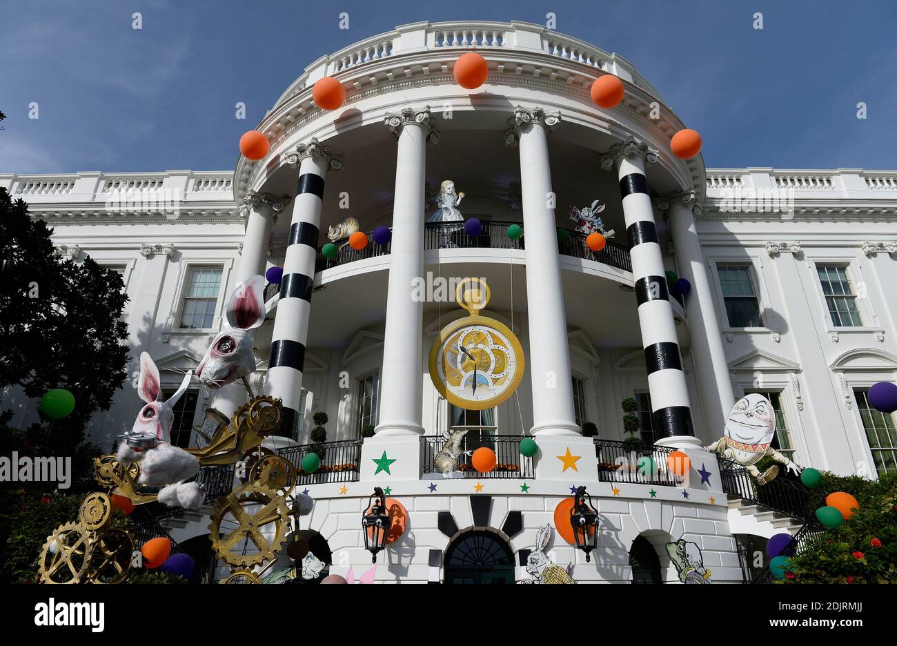 Le decorazioni di Halloween sono collocate al Portico Sud della Casa Bianca a Washington, DC prima del presidente Barack Obama e la First Lady accoglierà i bambini locali e i bambini delle famiglie militari a trick-or-treat il 31 ottobre 2016. Foto di Olivier Douliery/UPI Foto Stock