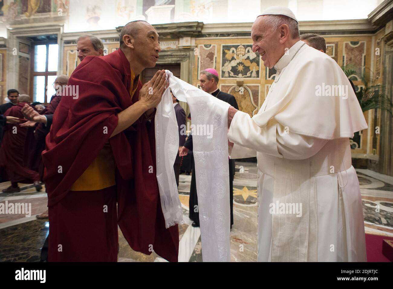 Papa Francesco incontra rappresentanti di diverse religioni in Vaticano il 3 novembre 2016. Papa Francesco ha esortato i rappresentanti delle diverse religioni a promuovere un incontro pacifico dei credenti e una vera libertà religiosa. Parlando a circa 200 persone riunite in Vaticano per un'udienza interreligiosa, Papa Francesco ha riflettuto sull'anno della Misericordia di prossima fine dicendo che la misericordia si estende anche al mondo intorno a noi, 'alla nostra casa comune, che siamo chiamati a proteggere e preservare da consumi sfrenati e rapaci'. Foto di ABACAPRESS.COM Foto Stock