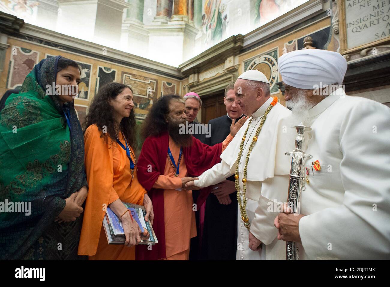 Papa Francesco incontra rappresentanti di diverse religioni in Vaticano il 3 novembre 2016. Papa Francesco ha esortato i rappresentanti delle diverse religioni a promuovere un incontro pacifico dei credenti e una vera libertà religiosa. Parlando a circa 200 persone riunite in Vaticano per un'udienza interreligiosa, Papa Francesco ha riflettuto sull'anno della Misericordia di prossima fine dicendo che la misericordia si estende anche al mondo intorno a noi, 'alla nostra casa comune, che siamo chiamati a proteggere e preservare da consumi sfrenati e rapaci'. Foto di ABACAPRESS.COM Foto Stock