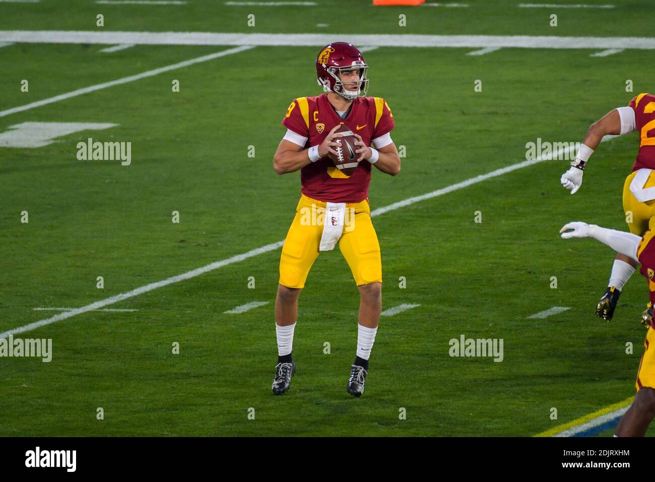 Il quarterback dei Trojans della California meridionale Kedon Slovis (9) lancia la chiamata durante una partita di football della NCAA contro i Bruins della UCLA, sabato 12 dicembre, Foto Stock