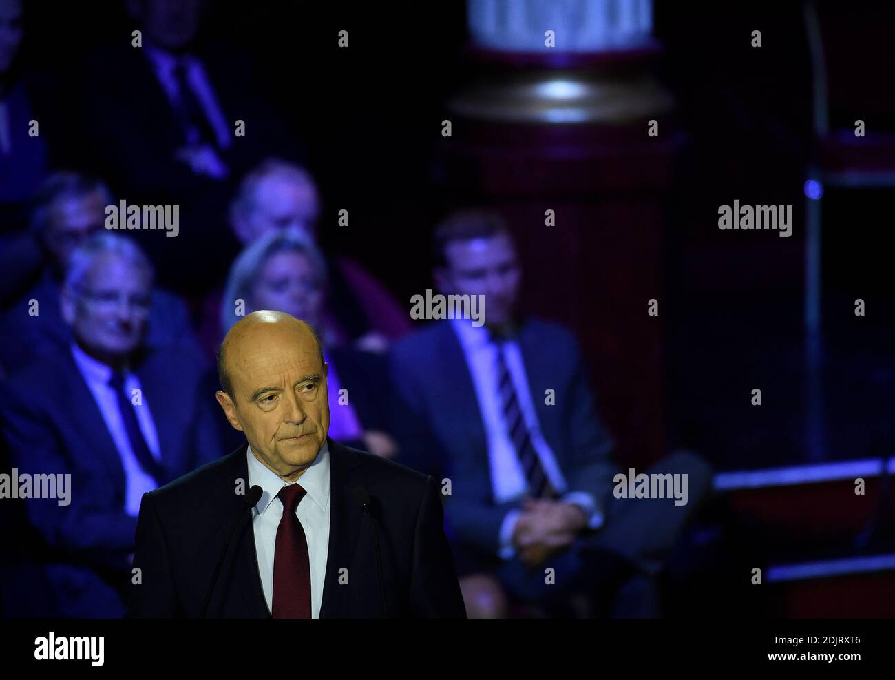 Alain Juppe (LR) durante il secondo dibattito televisivo trasmesso in diretta su BFMTV e iTele e moderato da Ruth Elkrief e Laurence Ferrari, presso la sala eventi Salle Wagram, a Parigi, Francia, il 3 novembre 2016. Le primarie presidenziali di centro-destra si terranno il 20 e 27 novembre 2016. Foto di Christian Liegi/ABACAPRESS.COM Foto Stock