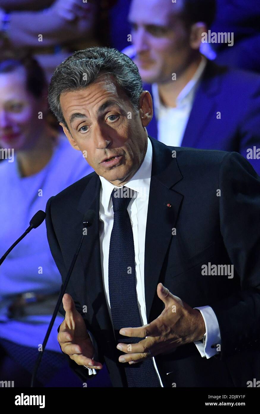 Nicolas Sarkozy (LR) durante il secondo dibattito televisivo trasmesso in diretta su BFMTV e iTele e moderato da Ruth Elkrief e Laurence Ferrari, presso la sala eventi Salle Wagram, a Parigi, Francia, il 3 novembre 2016. Le primarie presidenziali di centro-destra si terranno il 20 e 27 novembre 2016. Foto di Christian Liegi/ABACAPRESS.COM Foto Stock