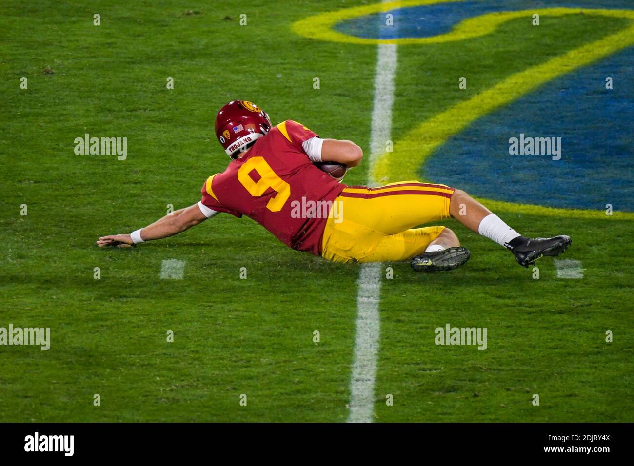 Il quarterback dei Trojans della California meridionale Kedon Slovis (9) lancia la chiamata durante una partita di football della NCAA contro i Bruins della UCLA, sabato 12 dicembre, Foto Stock