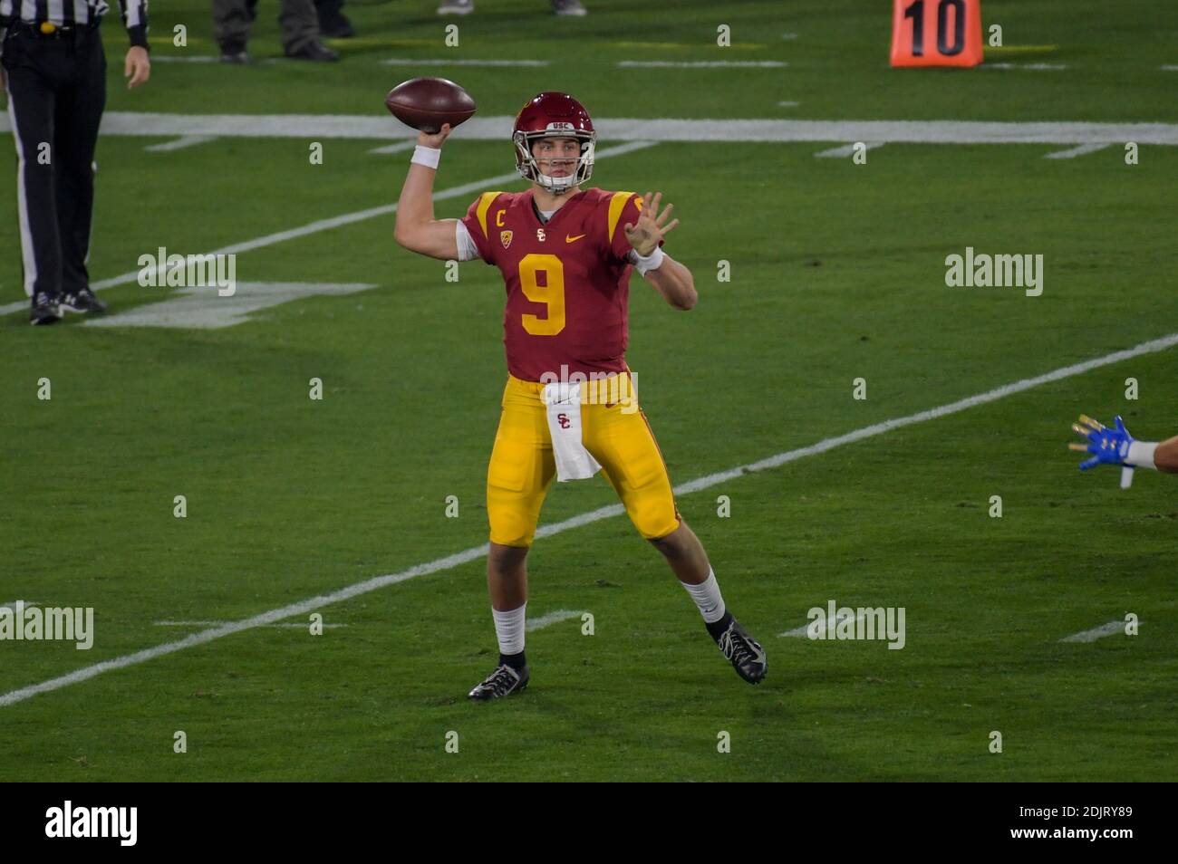 Il quarterback dei Trojans della California meridionale Kedon Slovis (9) lancia la chiamata durante una partita di football della NCAA contro i Bruins della UCLA, sabato 12 dicembre, Foto Stock