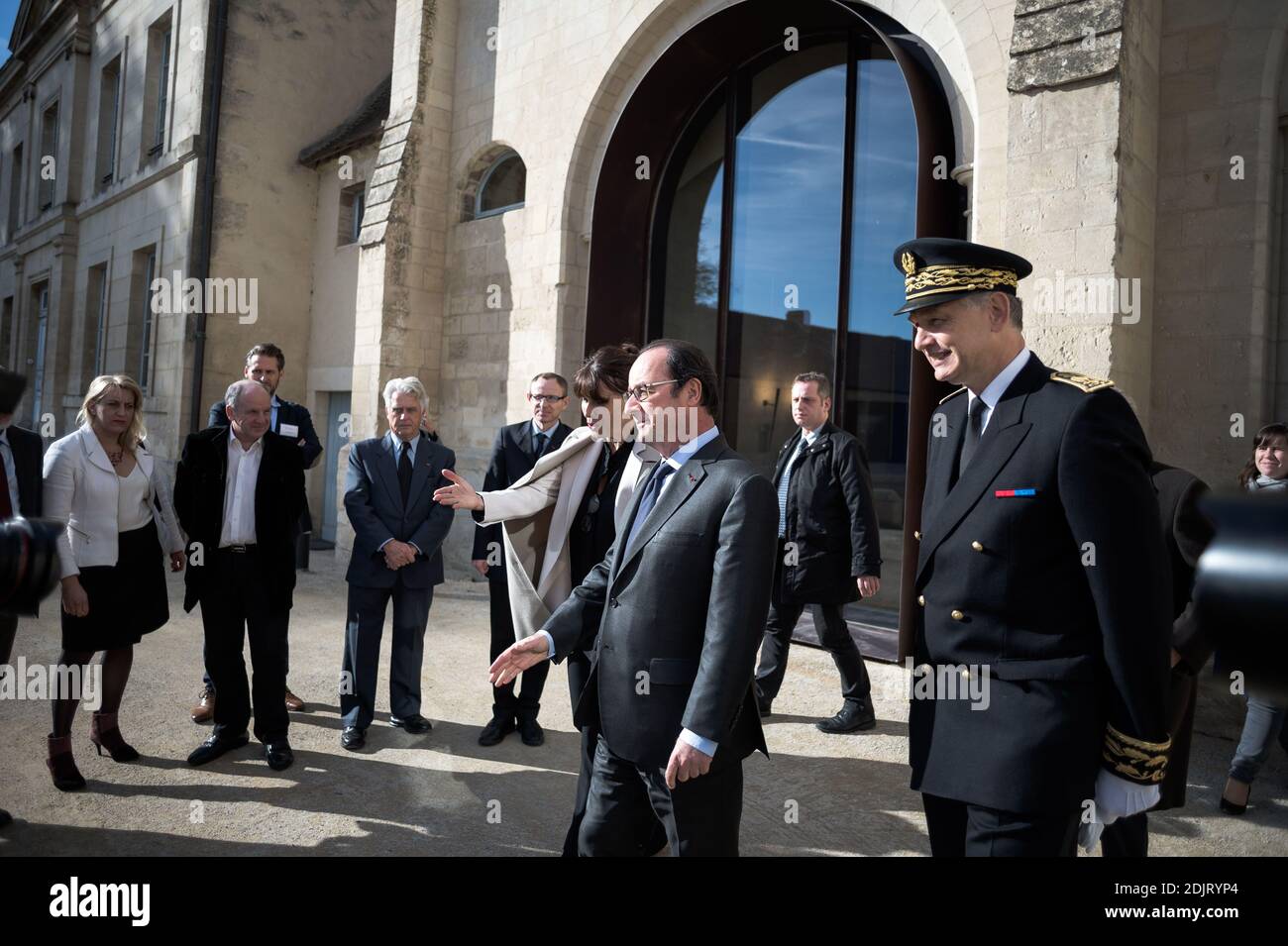 Il presidente francese Francois Hollande durante una visita all'Abbaye d'Ardenne seguita da un pranzo con scienziati dell'Istituto per l'Archivio dell'Editoria Contemporanea (IMEC), a Saint-Germain-la-Blanche-Herbe, vicino Caen, Francia, il 4 novembre 2016. Foto di Nicolas Messyasz/piscina/ABACAPRESS.COM Foto Stock