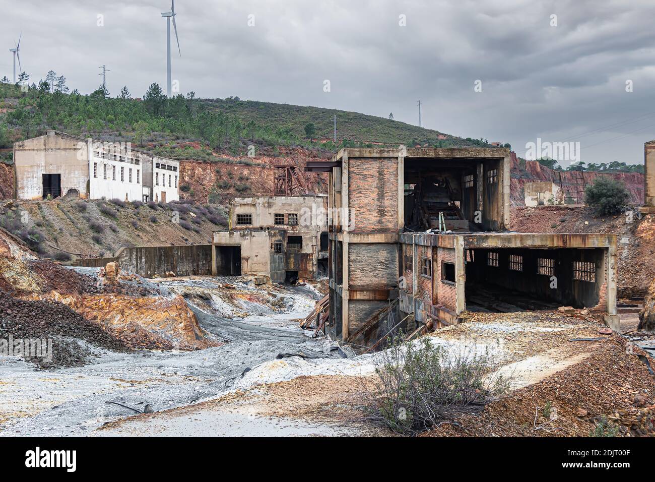 Resti di miniera abbandonata di rame, oro e argento nel villaggio di Tharsis a Huelva, Andalusia, Spagna Foto Stock