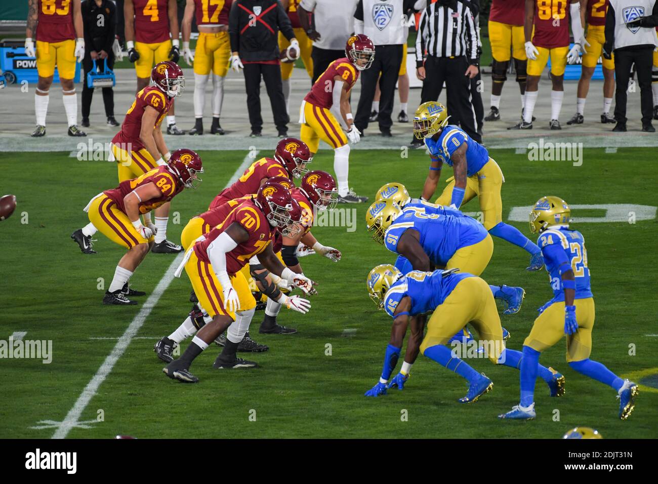 UCLA Bruins e Southern California Trojans si allineano durante una partita di calcio NCAA, sabato 12 dicembre 2020, a Pasadena, California Foto Stock