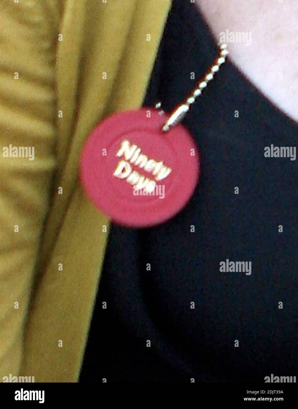 Lindsay Lohan ha pranzato tardi all'Ivy e poi si è fermato in un parrucchiere appena giù la strada per farsi lavare i capelli. L'attrice ha lasciato il salone con i capelli bagnati tirati indietro per mostrare un orecchio piercing nel suo orecchio superiore. Los Angeles, California. 11/1/06 Foto Stock