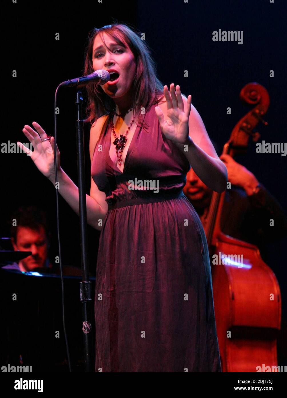 Il cantante pink Martini China Forbes si esibisce in concerto al Wiltern Theatre di Los Angeles, California, il 11/11/06. Foto Stock