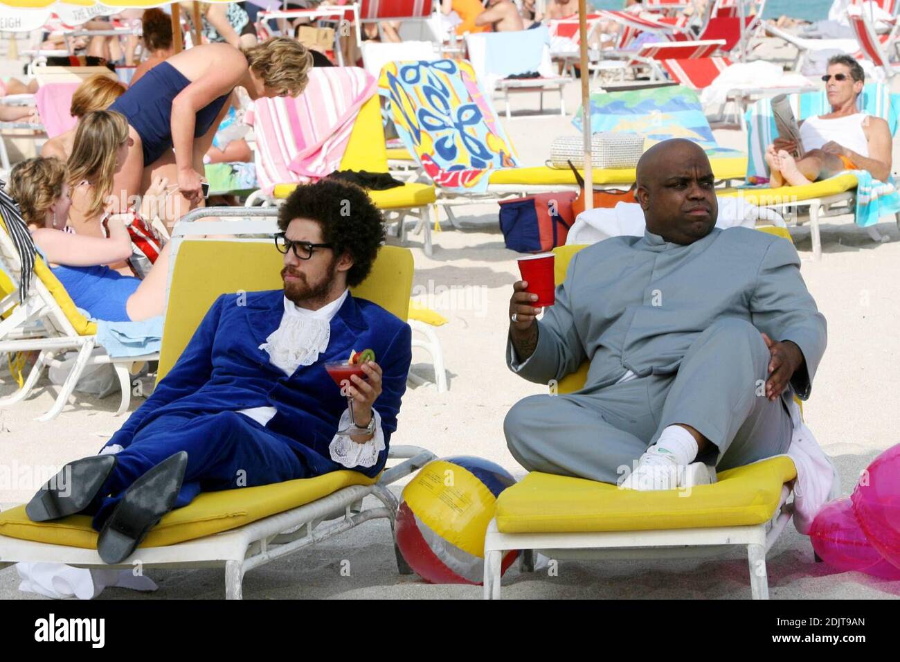 Gnarls Barkley ha colpito Miami Beach per scattare una foto. I Crazy Pair posarono come Austin Powers e Dr Evil mentre sorseggiavano cocktail e suonavano con i giocattoli da spiaggia prima di partire per giocare all'All Day Bang Festival di Miami, 11/11/06 Foto Stock