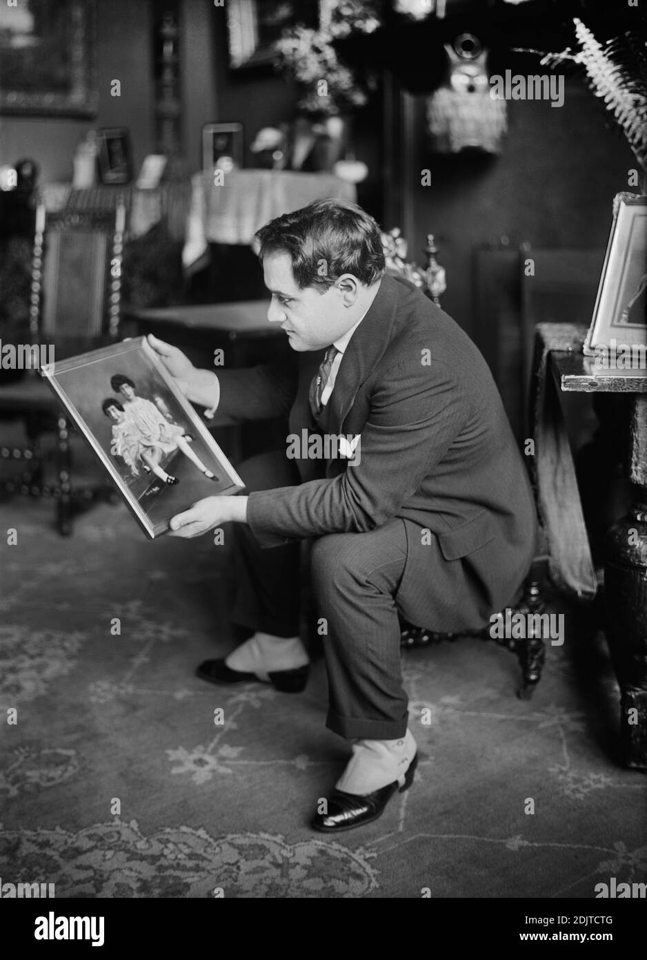 Opera Singer Beniamino Gigli (1890-1957), indossando le immagini, tenendo la fotografia di due bambini, Bain News Service, primi anni '20 Foto Stock