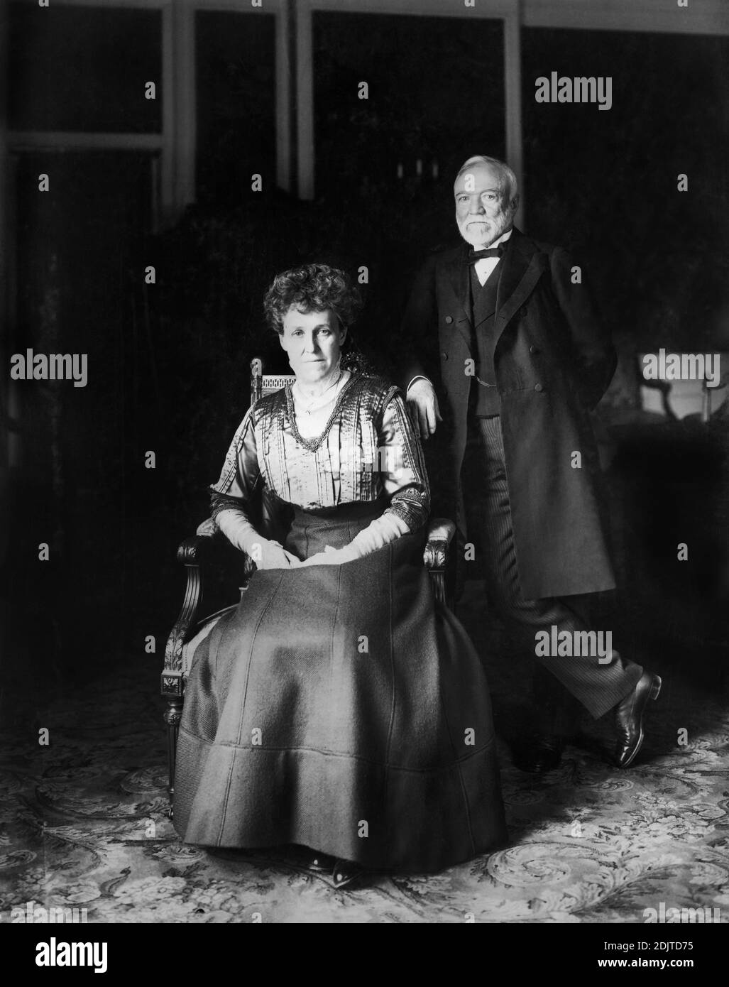 Andrew Carnegie (1835-1919) industriale e filantropo scozzese-americano, con sua moglie Louise Whitfield Carnegie (1857-1946), Ritratto integrale, foto di Frederic Bulkeley Hyde, 1908 Foto Stock
