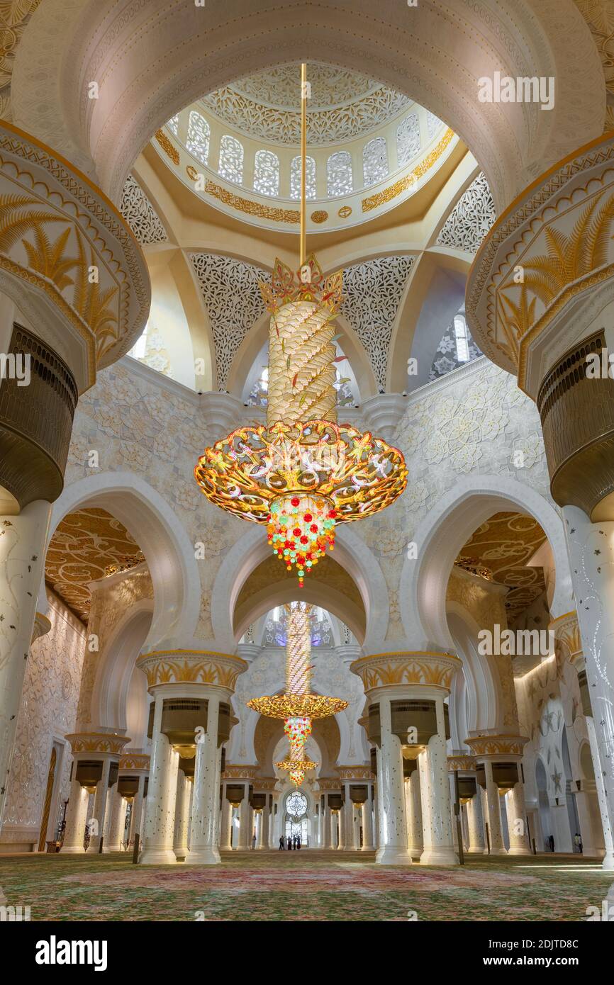 All'interno della Moschea Sheikh Zayed e' piu' grande nella Lampadario mondiale ad Abu Dhabi Foto Stock