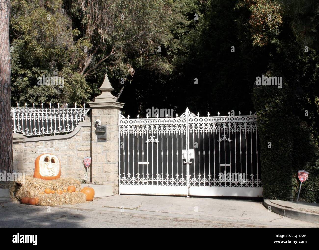Questa zucca ha un segreto! I suoi proprietari sono celebrità coppia Tom Cruise e Katie Holmes. La zucca è in mostra fuori della casa di Beverly Hills della coppia a CA. 11/1/06 Foto Stock Questa zucca ha un segreto! I suoi proprietari sono celebrità coppia Tom Cruise e Katie Holmes. La zucca è in mostra fuori della casa di Beverly Hills della coppia a CA. 11/1/06 Foto Stock