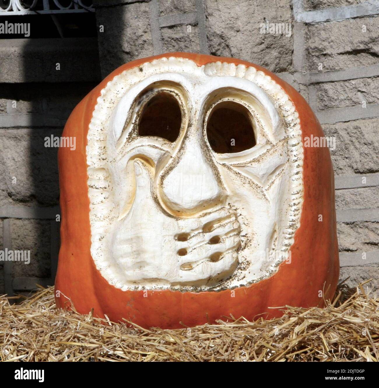 Questa zucca ha un segreto! I suoi proprietari sono celebrità coppia Tom Cruise e Katie Holmes. La zucca è in mostra fuori della casa di Beverly Hills della coppia a CA. 11/1/06 Foto Stock Questa zucca ha un segreto! I suoi proprietari sono celebrità coppia Tom Cruise e Katie Holmes. La zucca è in mostra fuori della casa di Beverly Hills della coppia a CA. 11/1/06 Foto Stock