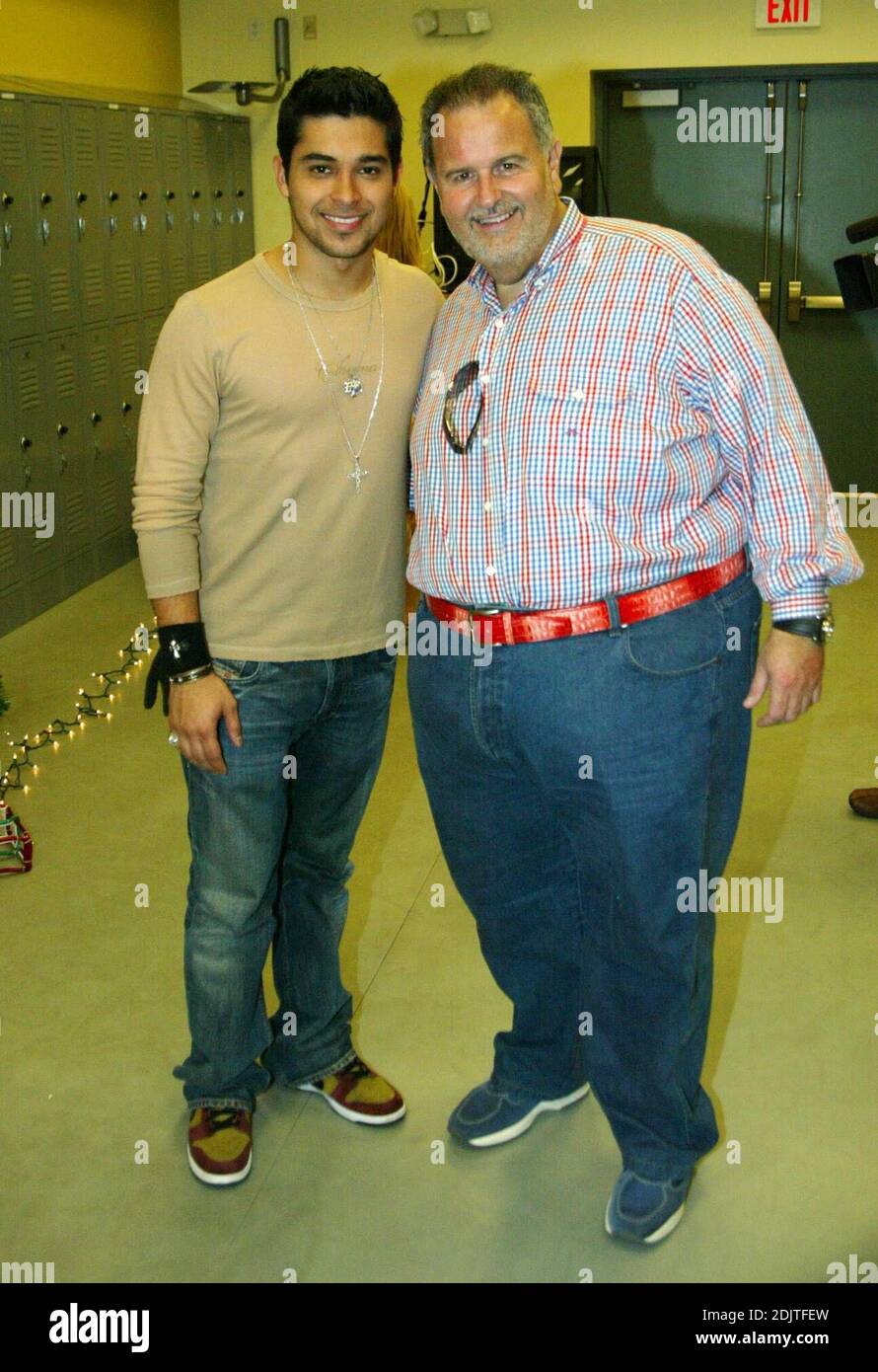 Wilmer Valderrama ha illuminato un albero di Natale, ha firmato autografi e ha ricevuto un medaglione dalla città come parte della Amigos for Kids Toy Drive, Jose Marti Park, Miami Fl. 12/03/06 Foto Stock