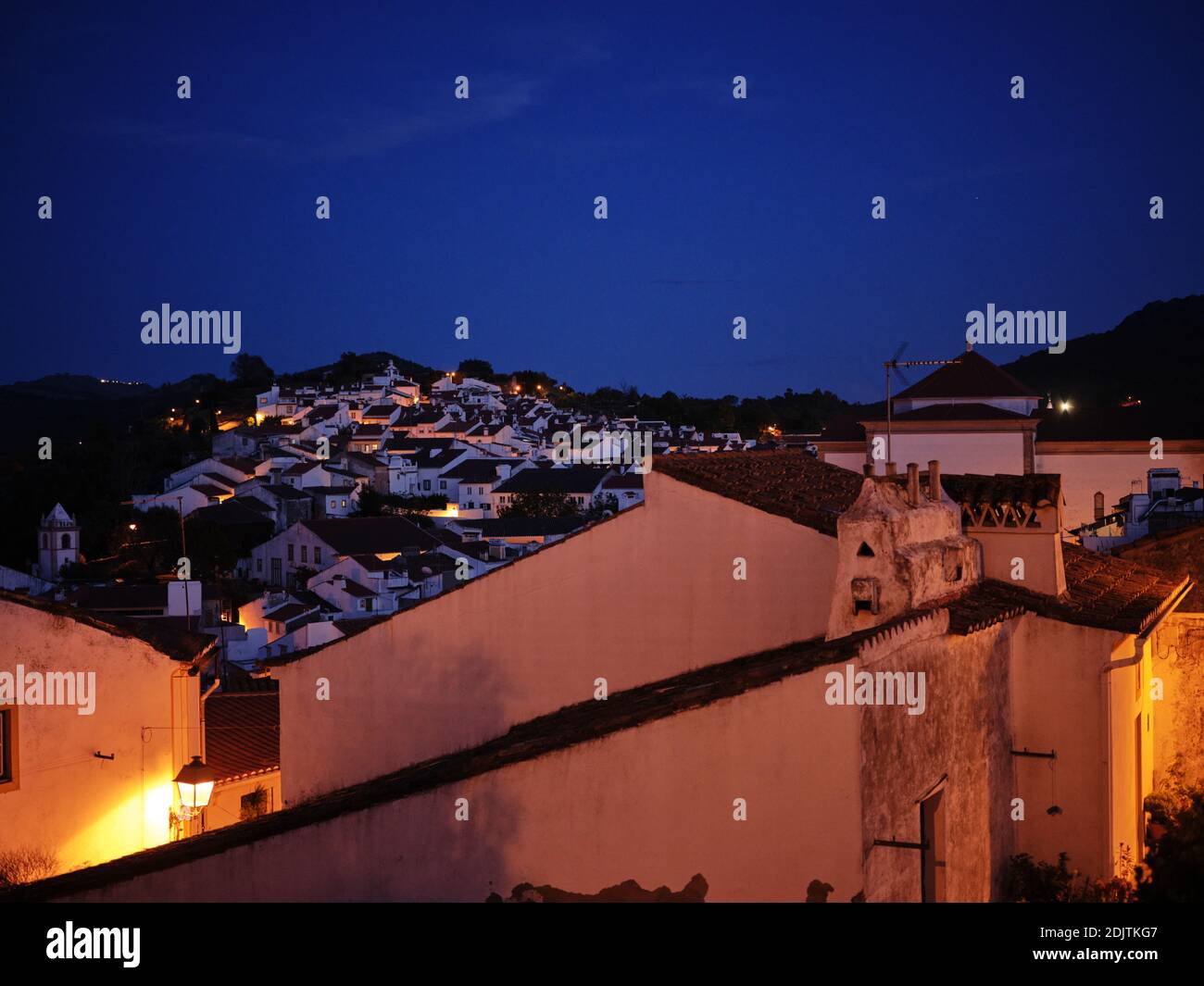 Vista sulla città di Castelo De vide di notte Foto Stock