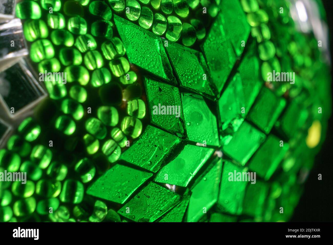 Primo piano di una lampada a mosaico verde con stella Foto Stock