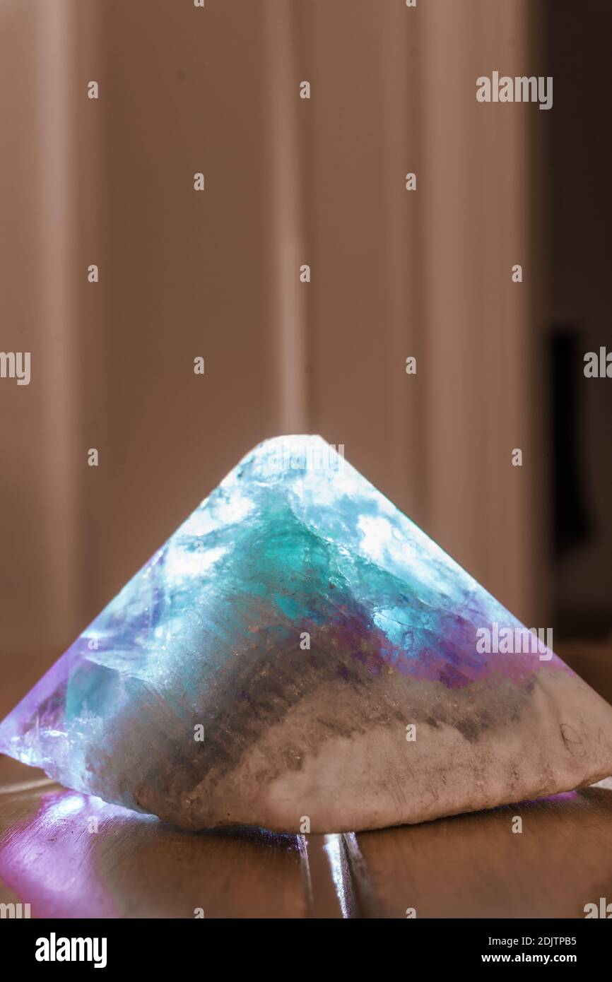 una piccola piramide christal incandescente Foto Stock