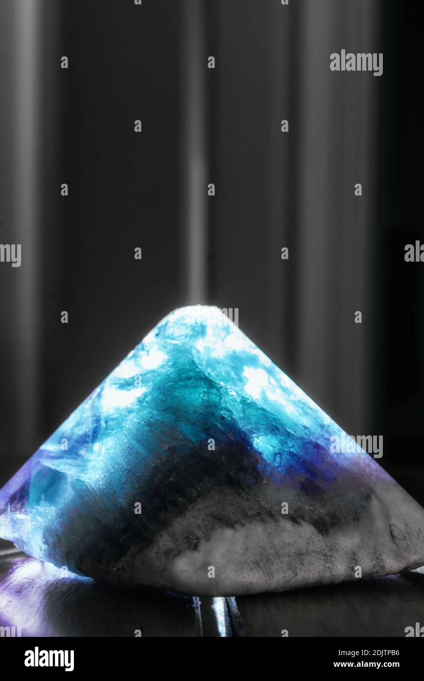 una piccola piramide christal incandescente Foto Stock