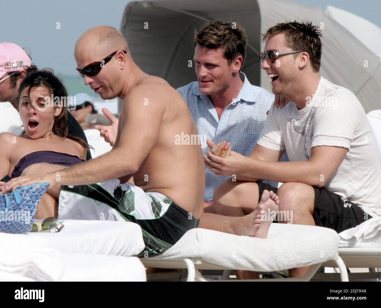 Amici Jamie-Lynn DiScala, Lance Bass e il suo beau Reichen Lehmkuhl frolick mentre si prende il sole e si gode il surf Miami Beach, FL. 12/30/06 Foto Stock