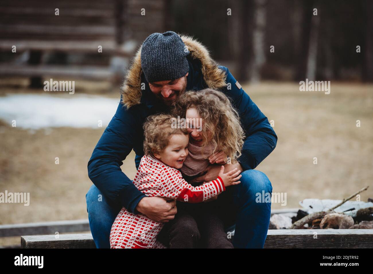 Padre e bambini che ridono fuori nella foresta in inverno In Norvegia Foto Stock