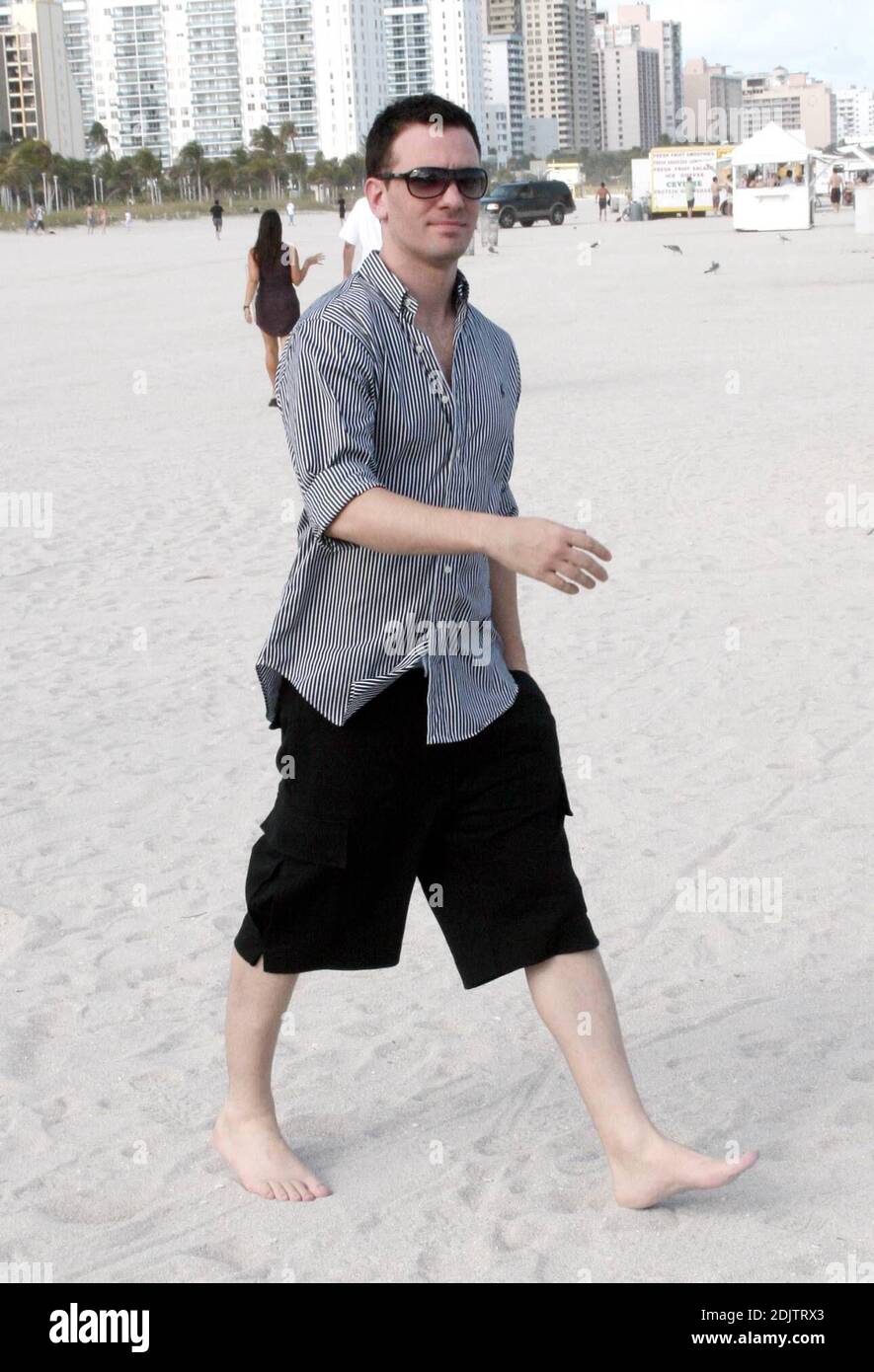 JC Chasez e il suo beau catturano un po' di sole prima delle celebrazioni di Capodanno a Miami Beach in Florida. 12/31/06 Foto Stock