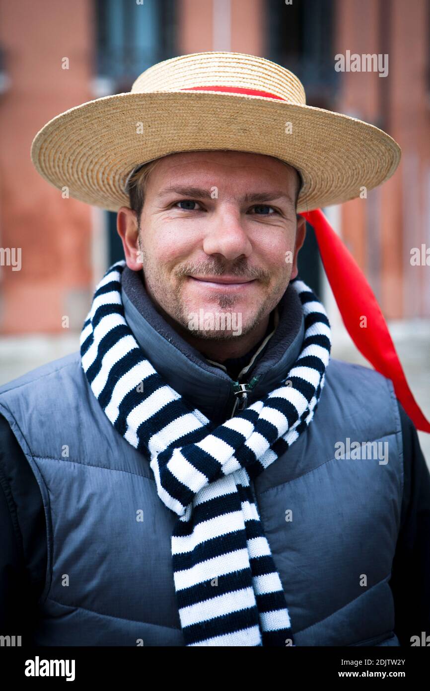 Un gondoliere si pone per una foto a Venezia, Italia. Foto Stock