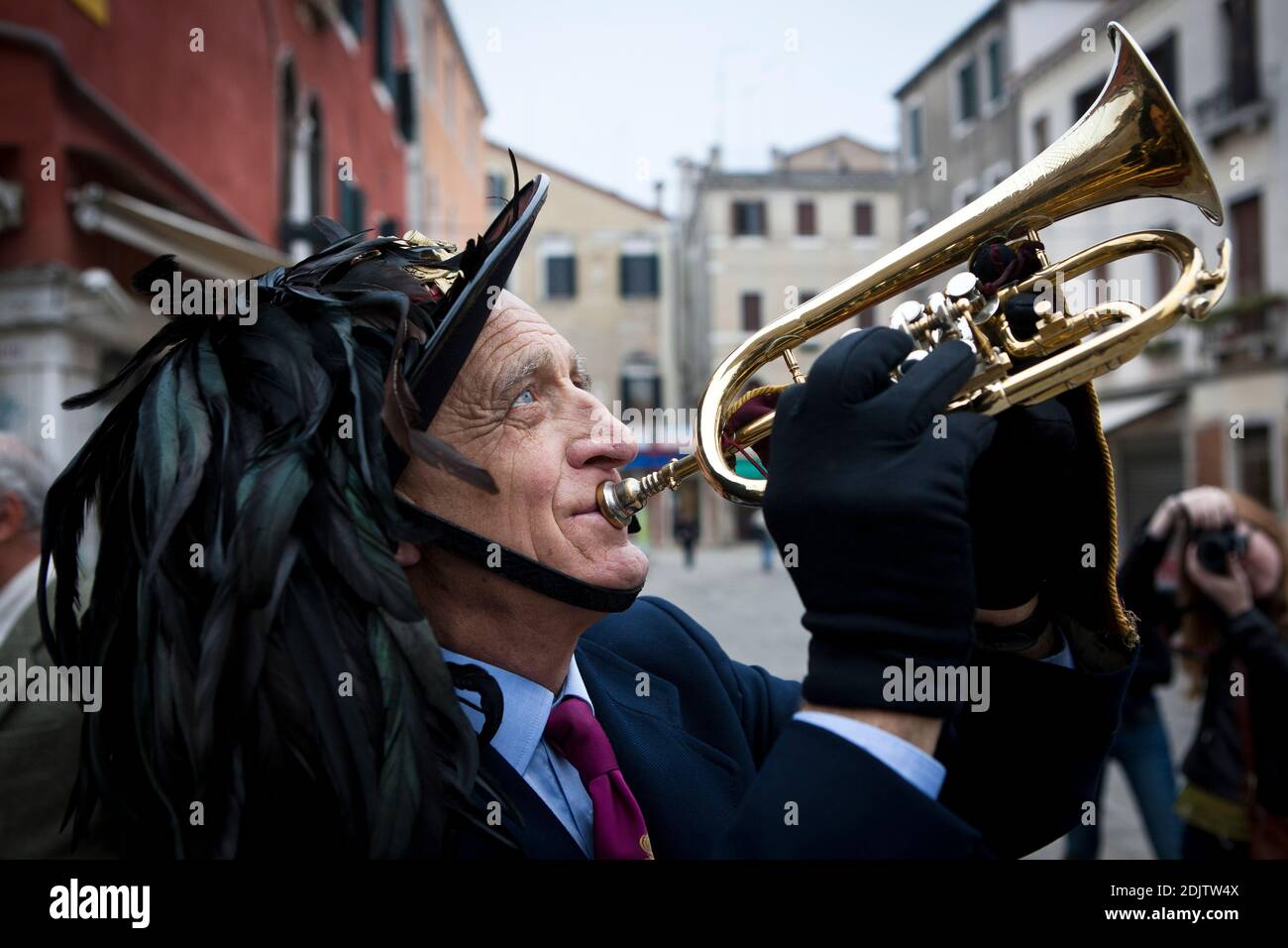 Un musicista si esibisce in una strada a Venezia. Foto Stock