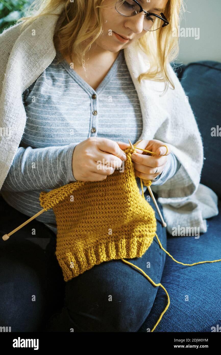 Donna maglia un maglione di taglia per bambini in lana gialla senape Foto  stock - Alamy