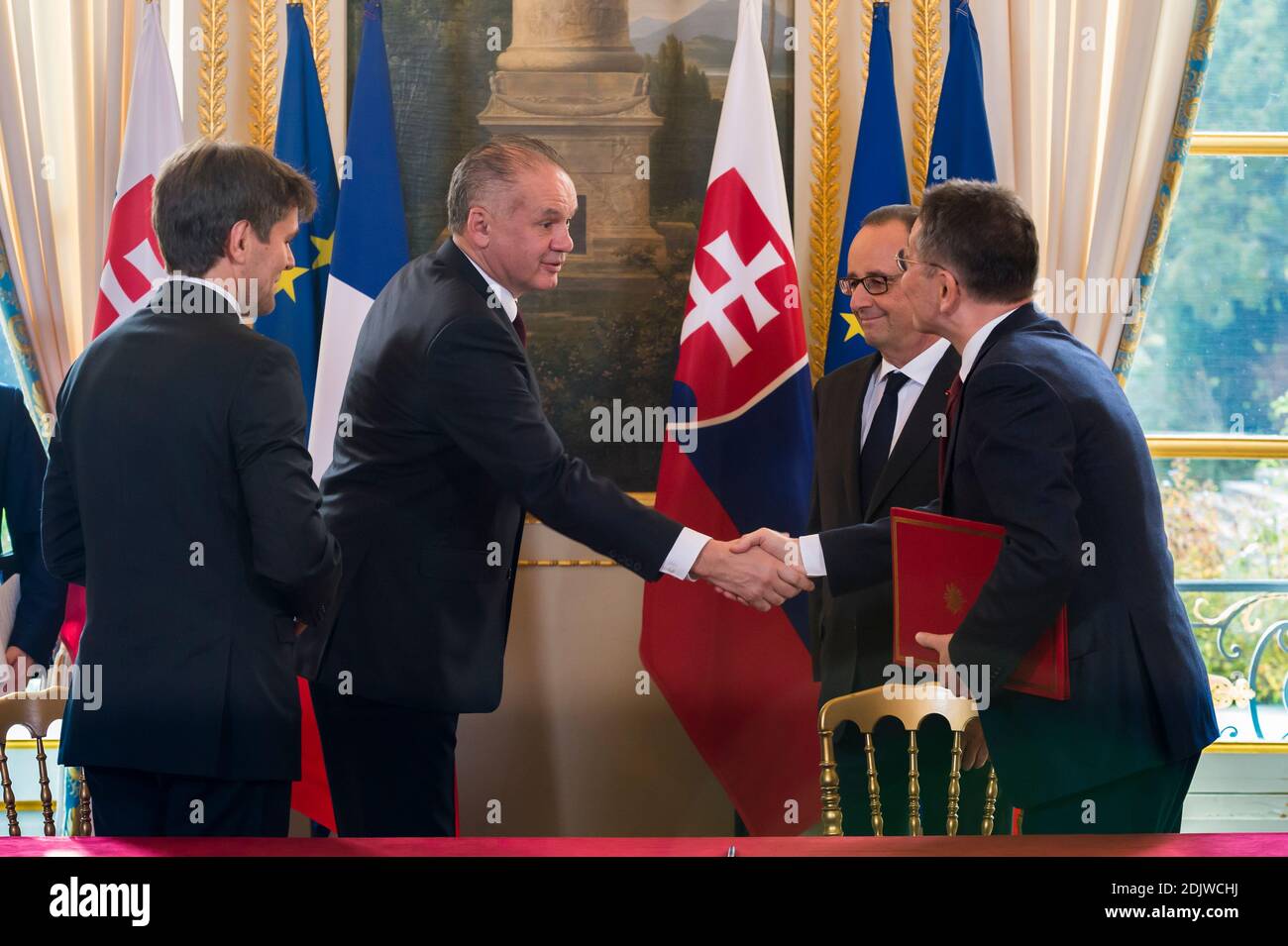 L'ambasciatore slovacco in Francia Marek Estok e l'ambasciatore francese in Slovacchia Christophe Leonzi firmano un accordo sull'Educazione in qualità di presidente francese Francois Hollande e di suo omologo slovacco Andrej Kiska esaminano durante una cerimonia di firma presso l'Elysee Palace di Parigi, Francia, il 22 novembre 2016. Foto di Gilles Rolle/Pool/ABACAPRESS.COM Foto Stock