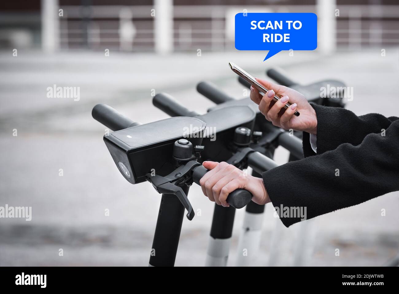 Donna mani con smartphone che scansiona il codice QR per noleggiare scooter elettrico Foto Stock